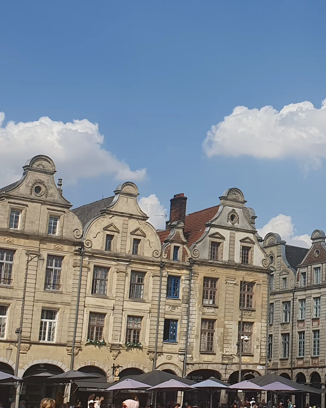 Les façades baroques flamandes de la Place des Héros à Arras