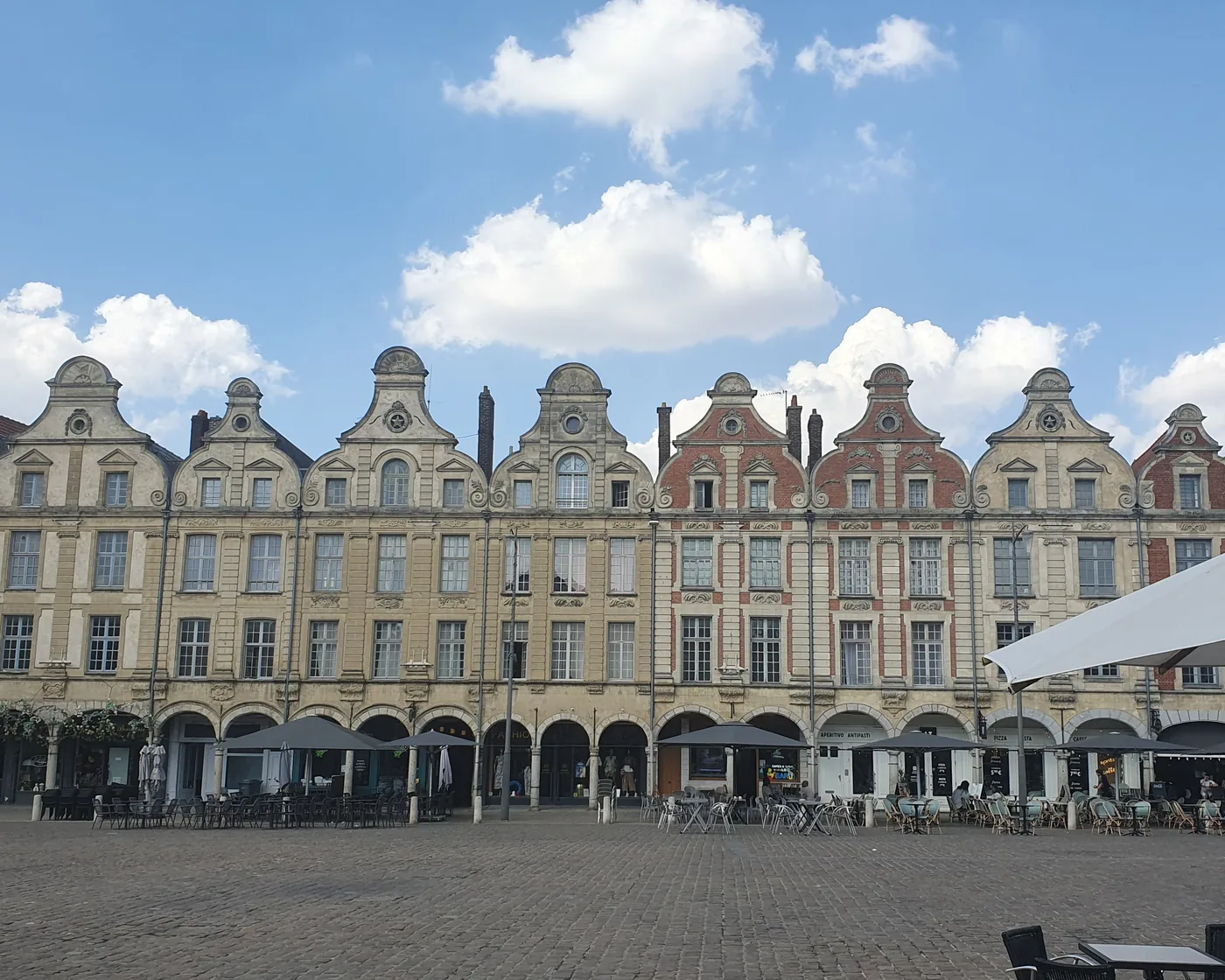 Terrasses sous les arcades de la Place des Héros à Arras